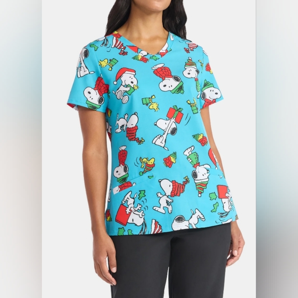 Peanuts Women's Size Medium Scrub Top  NWT Short Sleeve w/Pockets Christmas